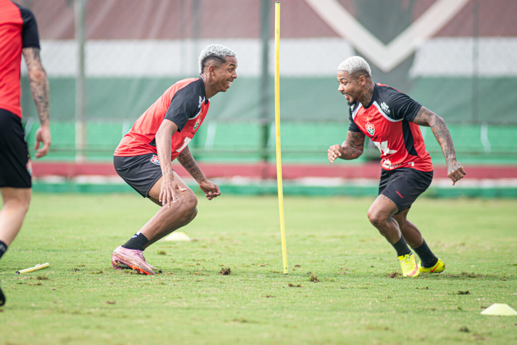 Marinho e Edenilson em treino no RJ